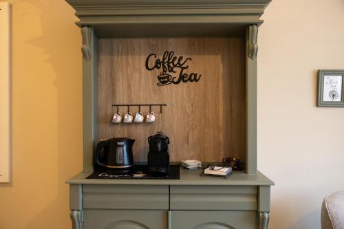 a room with a counter with a coffee maker on it at B&B Iets Zeeuws in Kats