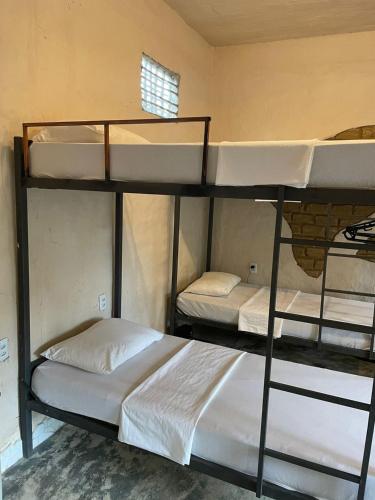 Katil atau katil-katil dalam bilik di Eco Hostel Bosque di Barro