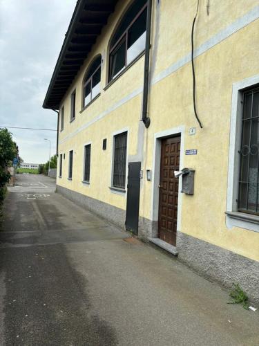 a building with a door on the side of it at Matis Appartamenti in Camisano
