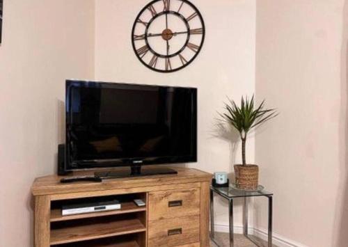TV a/nebo společenská místnost v ubytování A Cosy 2-Bedroom Flat in Warrington