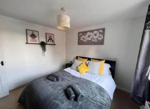 Postel nebo postele na pokoji v ubytování A Cosy 2-Bedroom Flat in Warrington