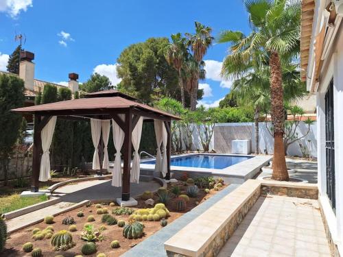 Πισίνα στο ή κοντά στο Chalet Kathia Minigolf, Ping-pong y más