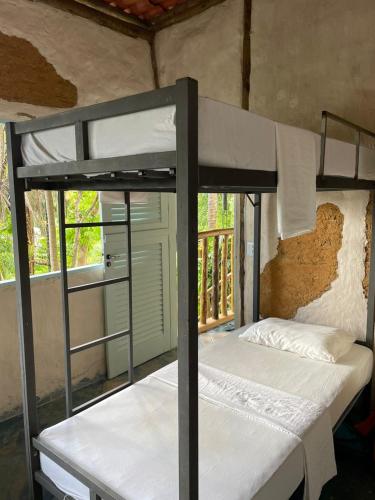 Katil atau katil-katil dalam bilik di Eco Hostel Bosque di Barro