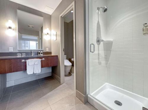 Koupelna v ubytování Coast Coal Harbour Vancouver Hotel by APA