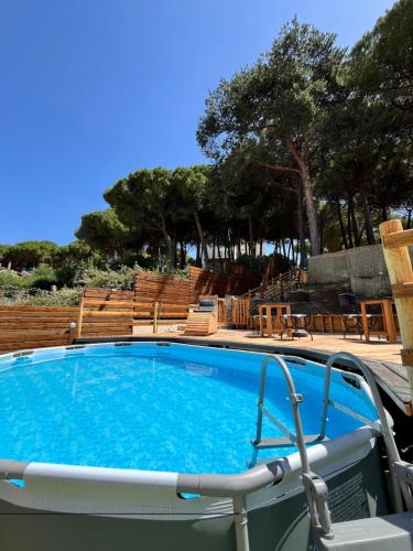 a large swimming pool with chairs and a table at Il Palazz8 - Dimore di Charme in San Polo dei Cavalieri