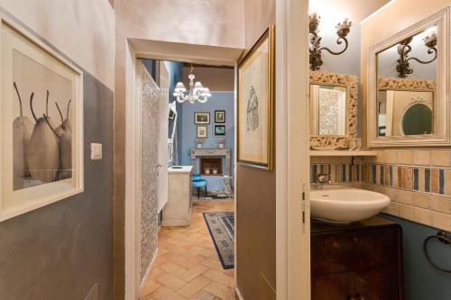 Rome as you feel - Vicolo delle Grotte