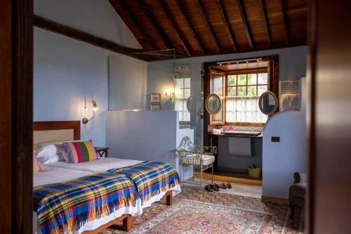 ein Schlafzimmer mit einem Bett und einem Waschbecken darin in der Unterkunft Haciendas del Valle-Montemayor in Las Toscas