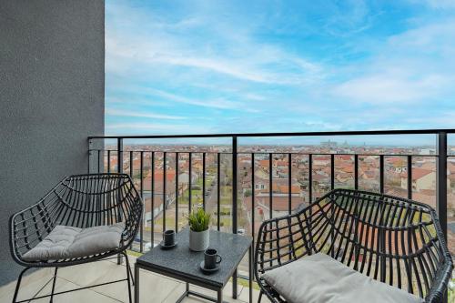 due sedie e un tavolo su un balcone con vista di Modern Muse Apartment a Oradea