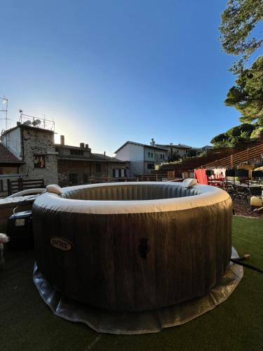 a large wooden tub sitting in a yard at Il Palazz8 - Dimore di Charme in San Polo dei Cavalieri