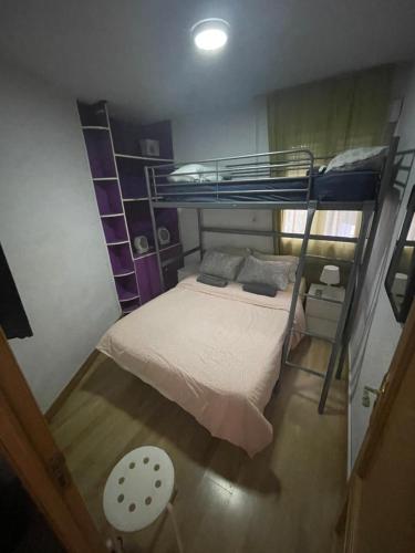 Dormitorio pequeño con litera y escalera en Piso para Trabajo en goodella, en Madrid