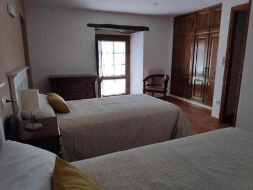 Ein Bett oder Betten in einem Zimmer der Unterkunft Espaciosa casa rural reformada junto al mar