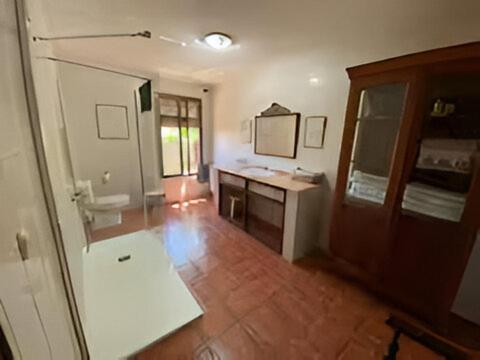 łazienka z umywalką i toaletą w pokoju w obiekcie Villa Loma Linda w mieście Ogíjares