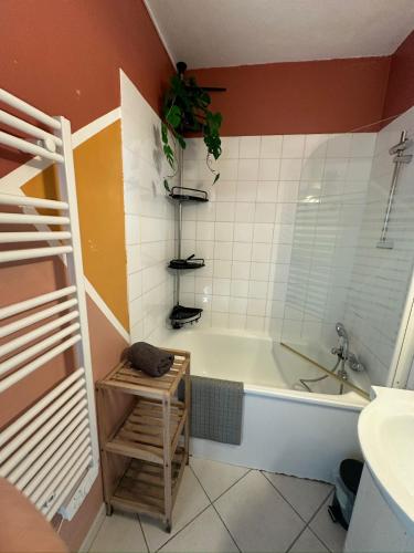 une salle de bain avec une baignoire, des toilettes et un lavabo dans l'établissement GOMATH, à Saint-Hilaire-de-Riez