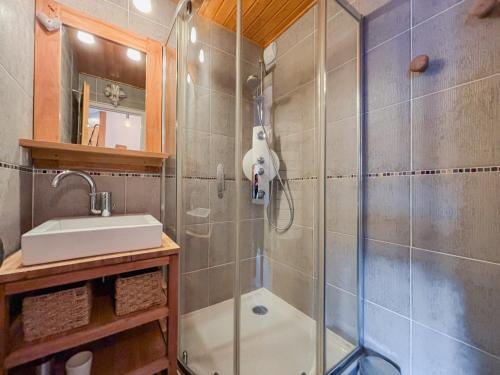 une salle de bain avec douche et lavabo dans l'établissement Appartement Cozy pour 5 aux Menuires avec vue montagne - FR-1-452-93, aux Menuires