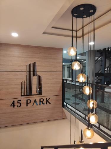 a lobby with a sign that reads park at Hotel 45 Park in Sabaneta