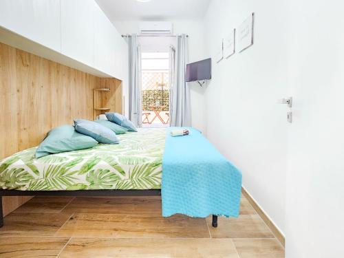 une chambre avec un lit avec des oreillers bleus dans l'établissement Lamartine 3 Pers Central WiFi AC, à Nice