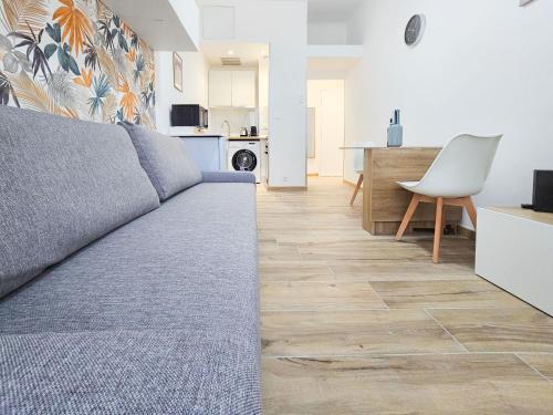 un salon avec un canapé et une cuisine dans l'établissement Lamartine 3 Pers Central WiFi AC, à Nice