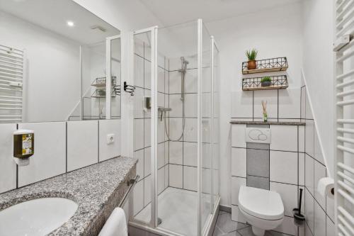 ハーメルンにあるCharysma - Aurum-Suite, modernes & elegantes Design, Parkplatz, Terrasseのシャワー、トイレ、洗面台を備えたバスルーム