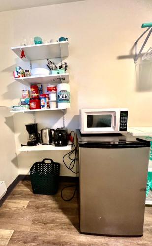 Cuisine ou kitchenette dans l'établissement Private Room with Shared Bathroom with Another Unit, 10 Minutes Walk to University of Washington
