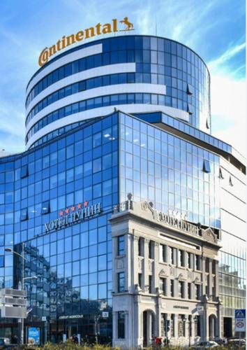 Un edificio con un cartel encima en Pupin-Apartman7, en Novi Sad