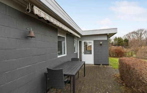 a wooden bench sitting on the side of a house at Pet Friendly Home In Glesborg With Wifi in Glesborg