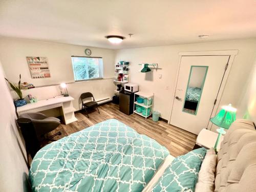 Un ou plusieurs lits dans un hébergement de l'établissement Private Room with Shared Bathroom with Another Unit, 10 Minutes Walk to University of Washington