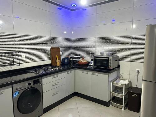 Apartment in Houceima, Ajdirにあるキッチンまたは簡易キッチン