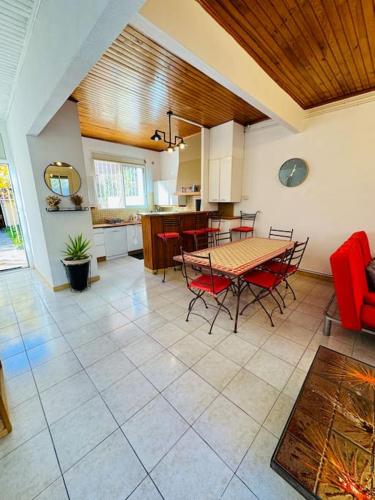 une salle à manger et une cuisine avec une table et des chaises dans l'établissement Maison centre ville avec jardin, à Perpignan