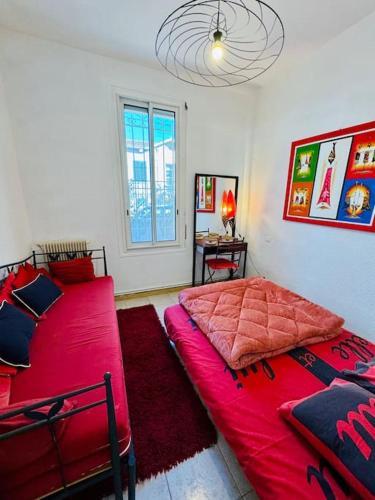 une chambre avec deux lits et un canapé dans l'établissement Maison centre ville avec jardin, à Perpignan