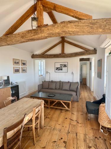 un salon avec un canapé et une table dans l'établissement Appartement Parlementia, Phare de Koskenia, à Guéthary