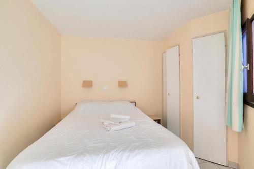 une chambre avec un lit avec deux serviettes dessus dans l'établissement Résidence Cannes Verrerie - maeva Home - Appartement 3 pièces 4 personnes - Budget MAE-6894, à Cannes