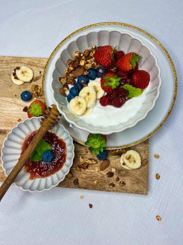 a plate of fruit on a wooden cutting board at B&B Iets Zeeuws in Kats