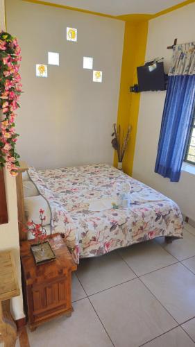 a bedroom with a bed and a wooden table at Hotel Colonial in Yautepec