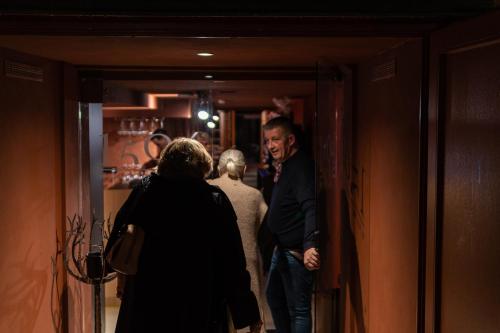 a group of people walking down a hallway at Hotel Restaurant Steenhuyse in Oudenaarde