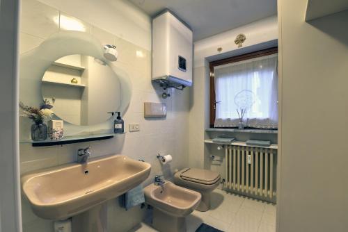 un baño con lavabo e inodoro en Dulci du Mont Blanc, en Courmayeur