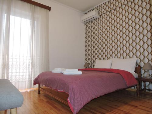 Posteľ alebo postele v izbe v ubytovaní Spiri's House-Deluxe Apartment in Kalabaka-Meteora
