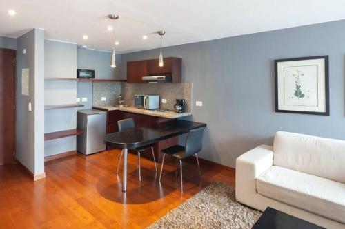 O bucătărie sau chicinetă la Zona G Luxury Escape King Bed and Fast WiFi 204