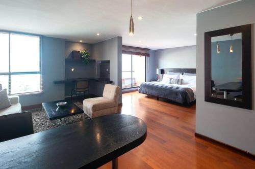 Un pat sau paturi într-o cameră la Zona G Luxury Escape King Bed and Fast WiFi 204