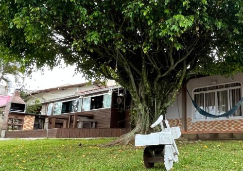 un árbol sentado en el césped delante de una casa en Sonhos de Penha - Guest House, en Penha