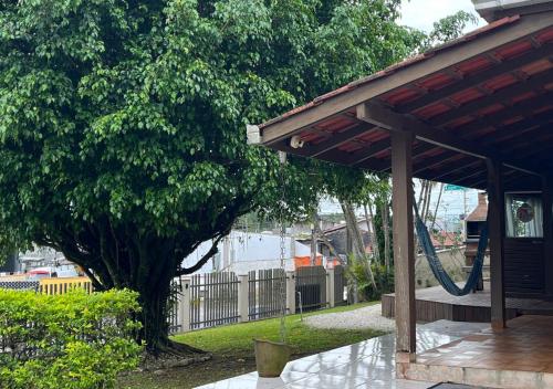 un parque infantil con un tobogán junto a un árbol en Sonhos de Penha - Guest House, en Penha