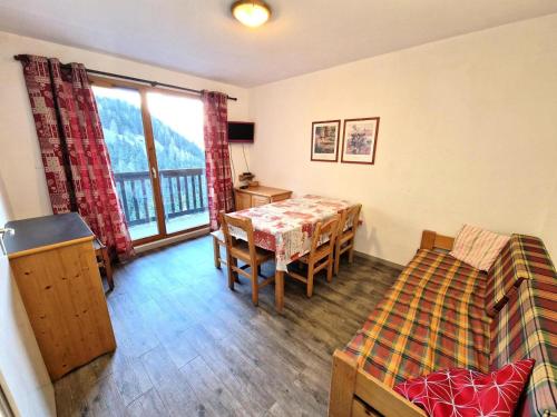 un salon avec une table et une salle à manger dans l'établissement Résidence Grand Argentier - 2 pièces +cabine 4/6 personnes coeur station 32m² MAE-2922, à Modane