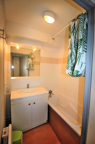 une salle de bain avec un lavabo et une baignoire dans l'établissement Résidence Les Balcons De La Vanoise - LES BALCONS DE LA VANOISE - BV406 MAE-3186, à Villarodin-Bourget