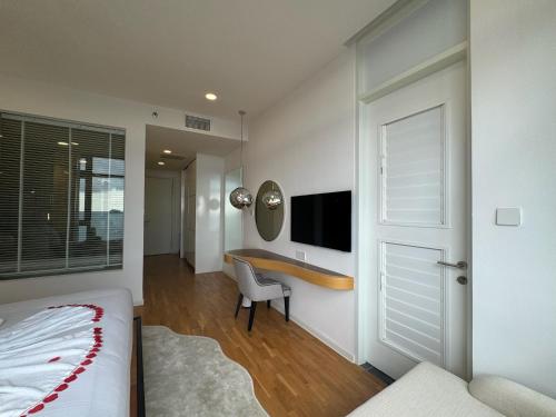 TV a/nebo společenská místnost v ubytování Lavanya Sea View Apartment with Resort Access