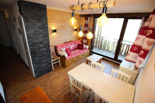 un salon avec un canapé et une table dans l'établissement Résidence Les Balcons De La Vanoise - LES BALCONS DE LA VANOISE - BV517 MAE-4613, à Villarodin-Bourget