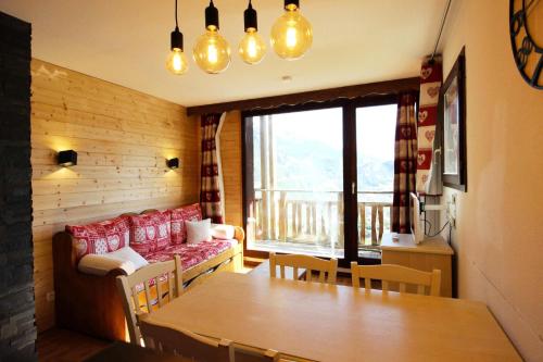 un salon avec un canapé et une table dans l'établissement Résidence Les Balcons De La Vanoise - LES BALCONS DE LA VANOISE - BV517 MAE-4613, à Villarodin-Bourget