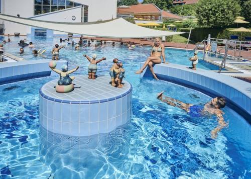 Hồ bơi trong/gần FeWo 58 - Appartement im Rottalblick - Helle Kuschelecke genießen mit Bademantelgang zur Therme, TV, inkl Stellplatz im Haus u Kurtaxe