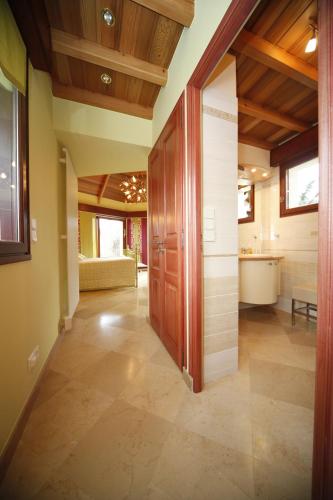 - un couloir dans une maison dotée de plafonds en bois dans l'établissement La Coulonnière, à Wismes