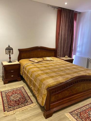 sypialnia z dużym łóżkiem i oknem w obiekcie Dreams Flat w mieście Tunis