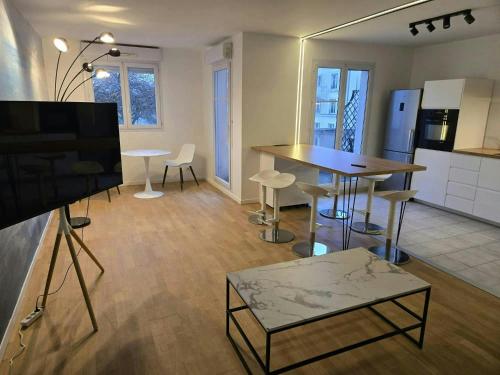 une cuisine et un salon avec une table et des chaises dans l'établissement The Blue Sky Haven 2 - 5min to Disneyland, à Serris