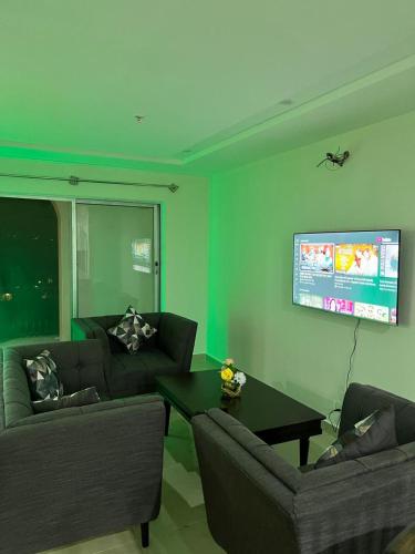 TV a/nebo společenská místnost v ubytování Tranquil 1BHK Retreat